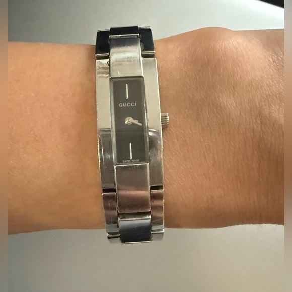 Gucci 4600L Series Women's Stainless Steel watch, pre-owned - Picture 3 of 14